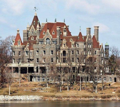 Photo of Boldt Castle at Wikimedia Commons.